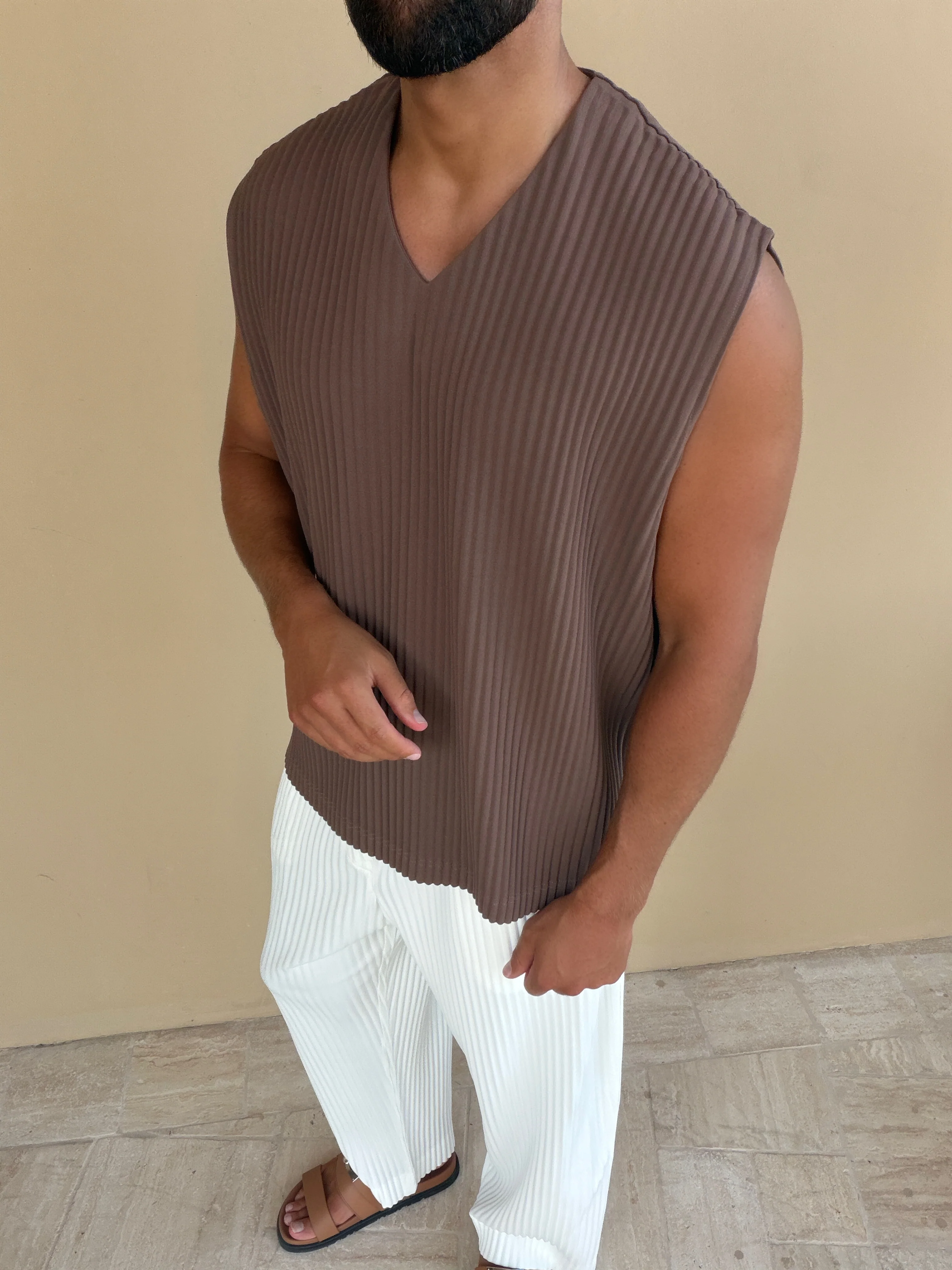 PLEAT VEST BROWN - Image 2