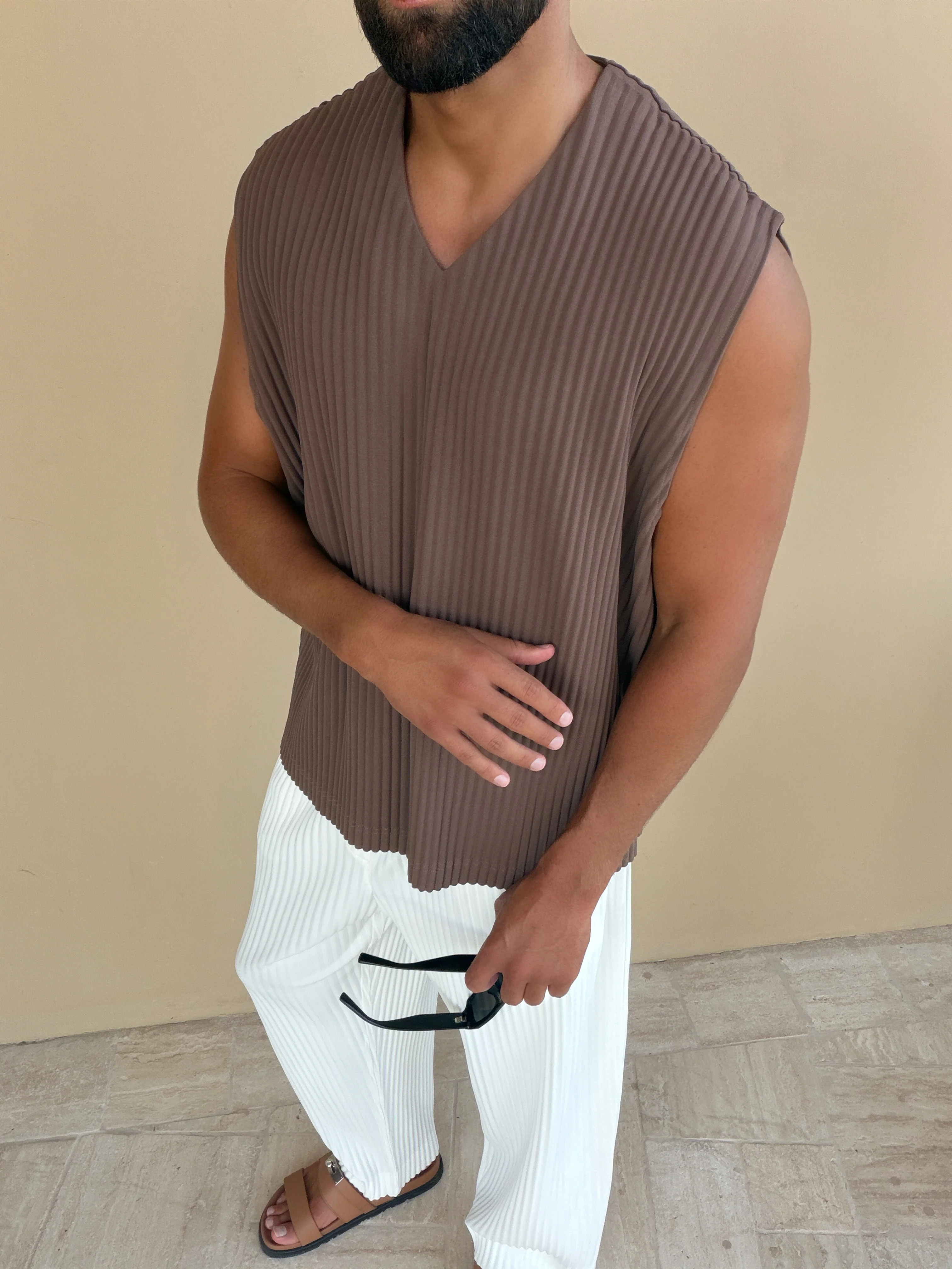 PLEAT VEST BROWN - Image 4