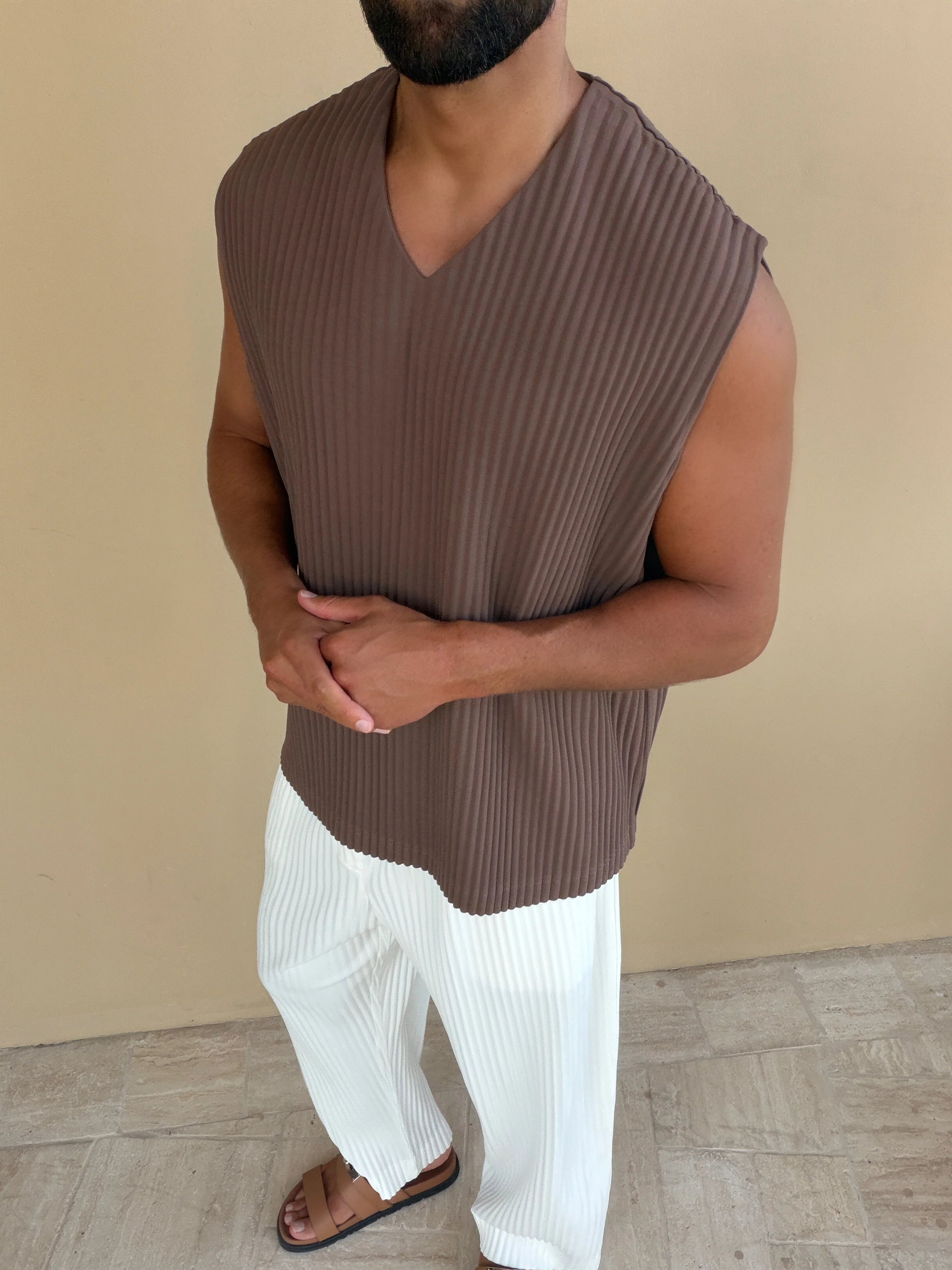PLEAT VEST BROWN - Image 7