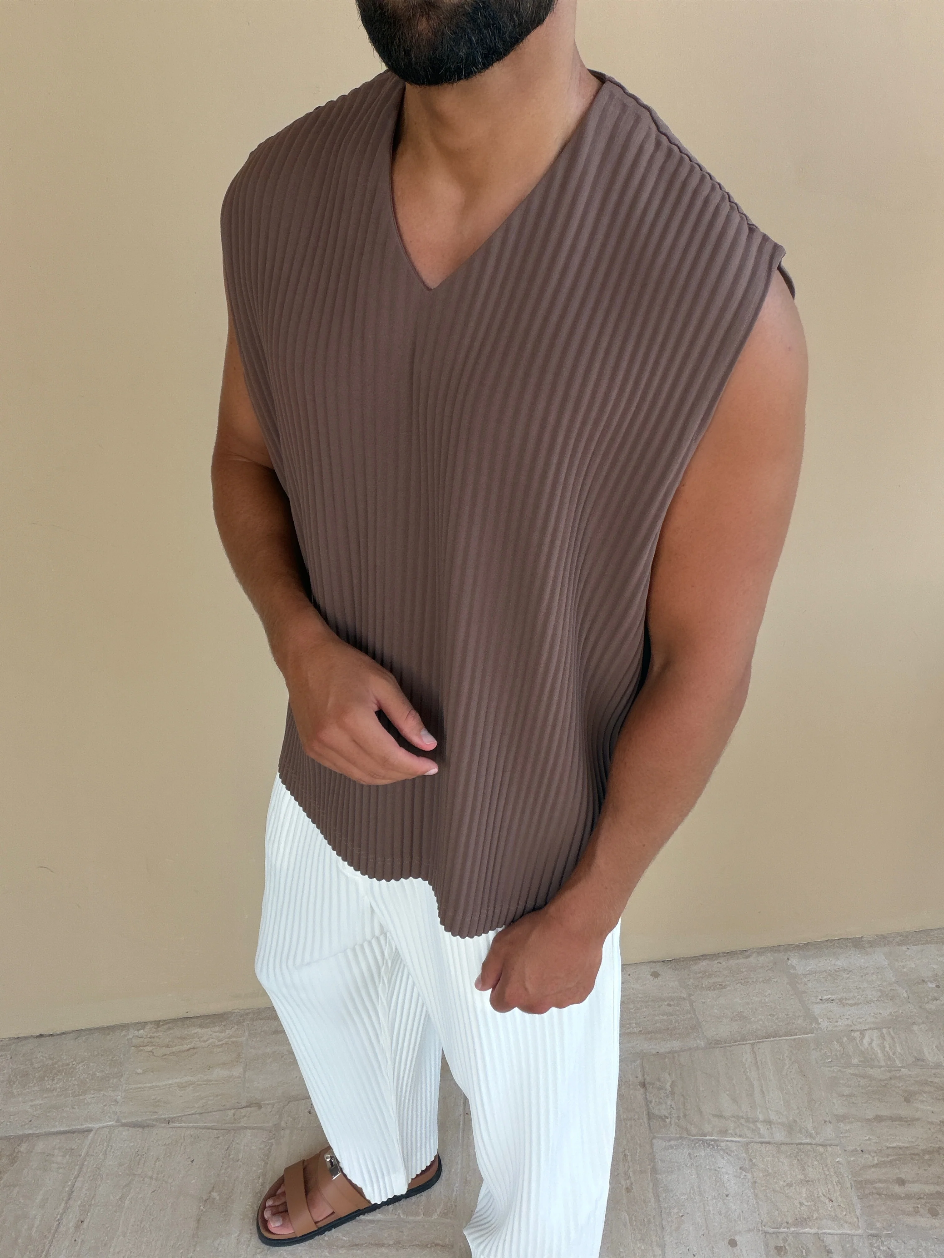 PLEAT VEST BROWN - Image 8